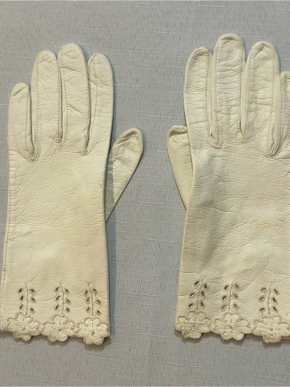 Vintage White Leather Floral Gloves • Women’s Small